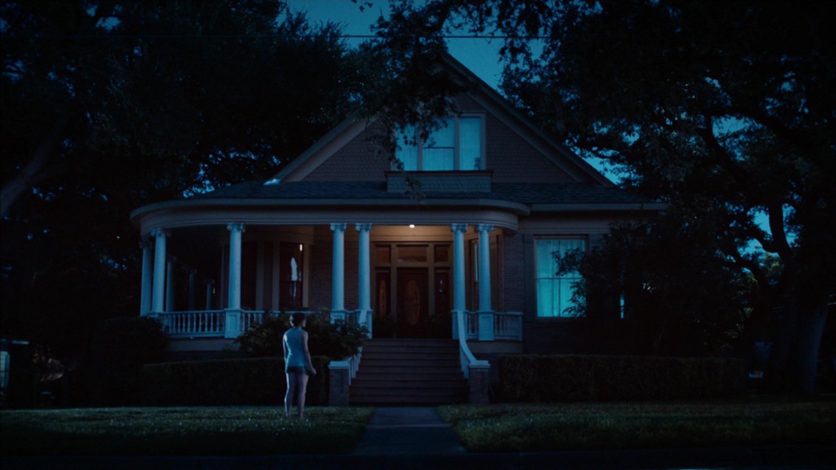Nora Durst stands in front of the Murphy's house in The Leftovers, "Lens"