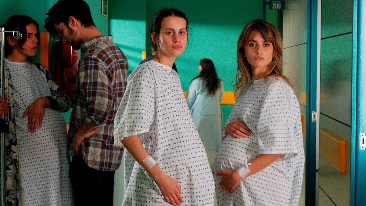 parallel mothers (2021)
