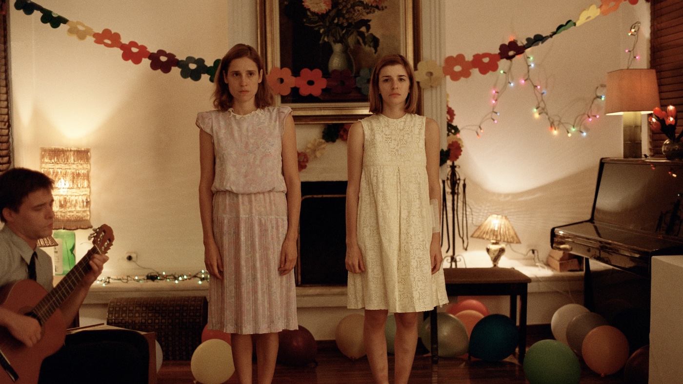DOGTOOTH (2009)
